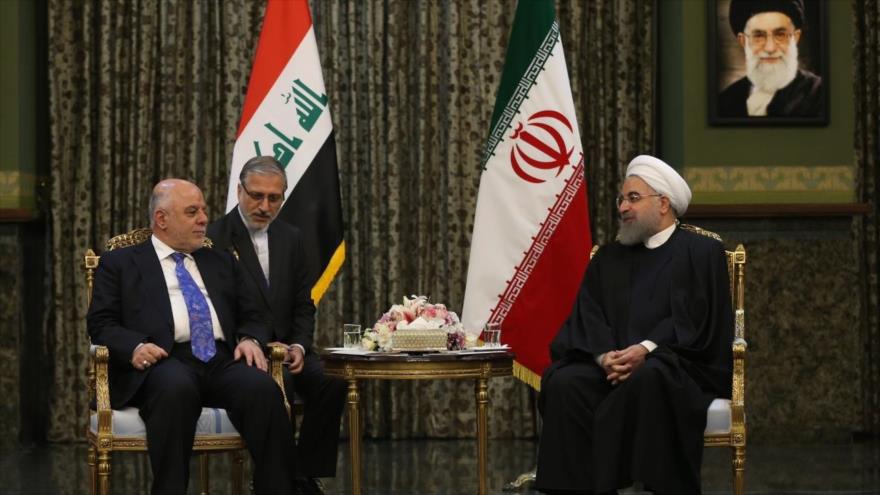 Hasan Rohani (dcha.), presidente de Irán, recibe al primer ministro de Irak, Haidar al-Abadi, 26 de octubre de 2017.