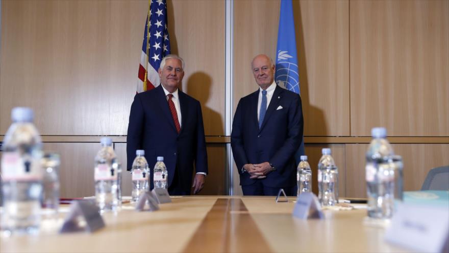 El secretario de Estado de EE.UU., Rex Tillerson (izda.), y el enviado especial de la ONU para Siria, Staffan de Mistura, en Ginebra, 26 de octubre de 2017.