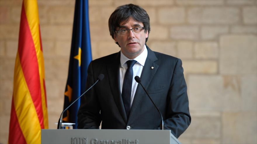 El presidente catalán, Carles Puigdemont, ofrece una declaración institucional desde Barcelona, 26 de octubre de 2017.