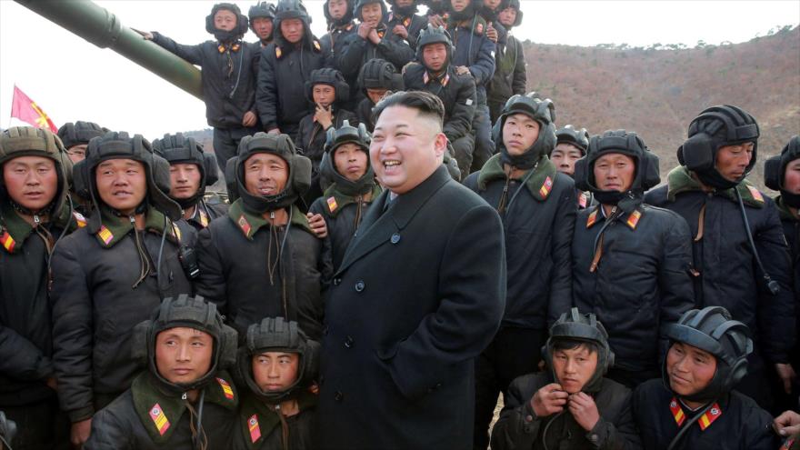 El líder norcoreano Kim Jong-un (C) inspeccionando una entidad del Ejército del país, 1 de abril de 2017.