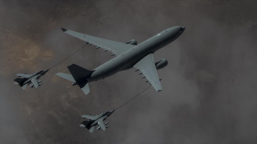 Dos bombarderos británicos Panavia Tornado GR4 durante repostaje aéreo sobrevuelan Irak, 4 de marzo de 2015.