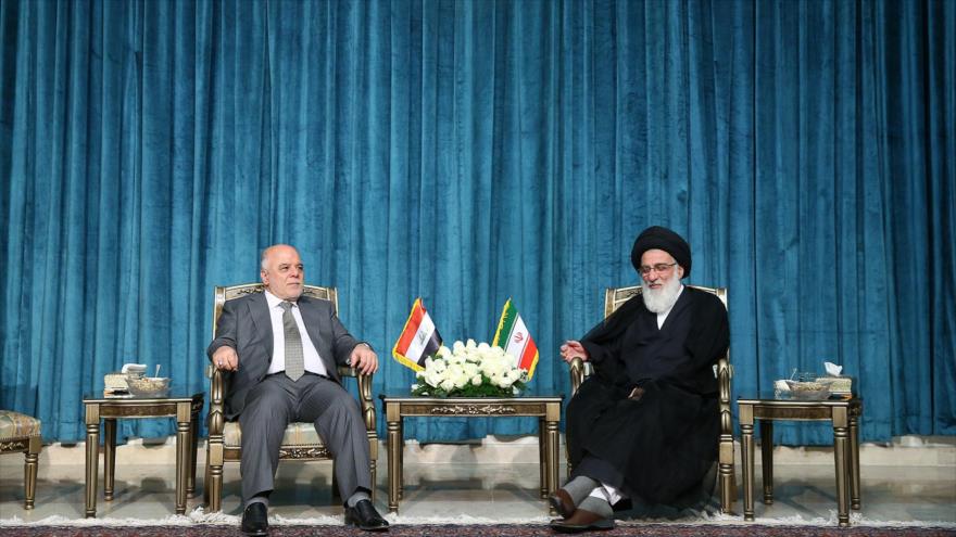 El destacado clérigo iraní el ayatolá Seyed Mahmud Hashemi Shahrudi (dcha.) se reúne con Haidar al-Abadi, en Teherán, 26 de octubre de 2017.