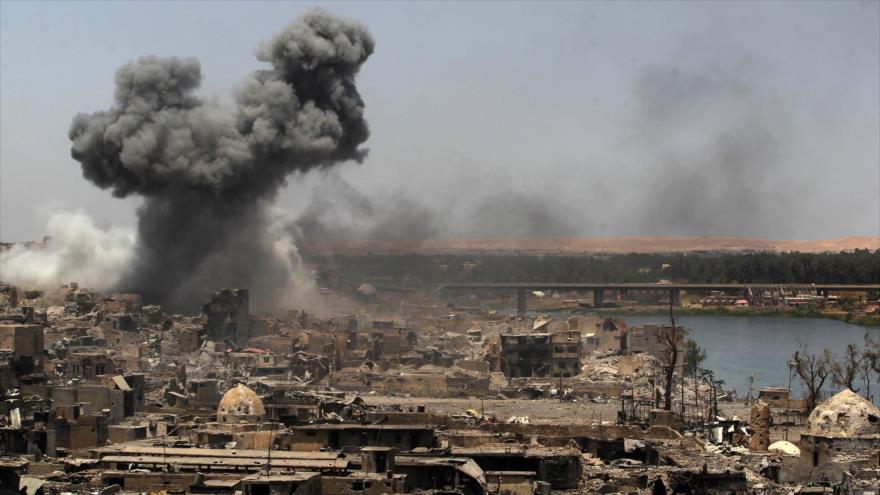 Una columna de humo se alza tras uno de los ataques de la coalición ‘anti-Daesh’ en la ciudad iraquí de Mosul, 9 de julio de 2017.