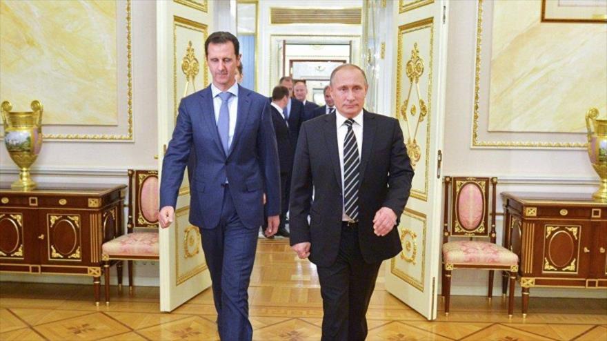 El presidente de Rusia, Vladimir Putin (dcha.), recibe a su par sirio, Bashar al-Asad, Moscú, octubre de 2015.