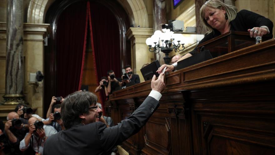 Cataluña se declara un ‘Estado independiente y soberano’ 