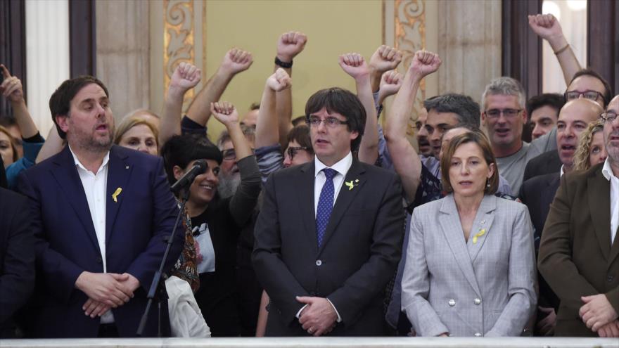Puigdemont y su Gabinete saludan a la República catalana