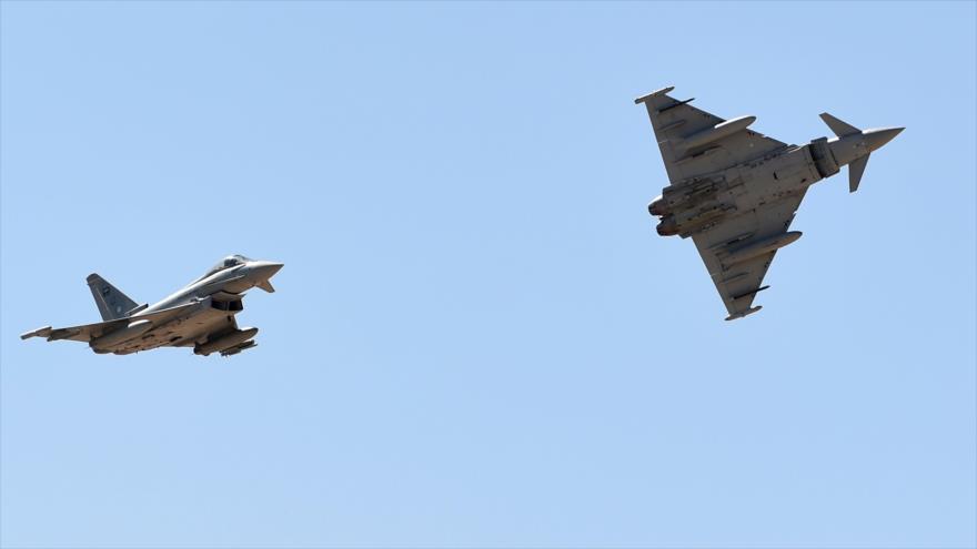 Cazas Eurofighter Typhoon de la Real Fuerza Aérea de Arabia Saudí vuelan en una maniobra militar en Riad, 25 de enero de 2017.