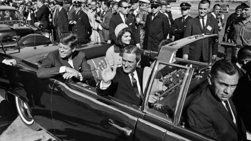 El expresidente estadounidense John F. Kennedy momentos antes de ser asesinado.