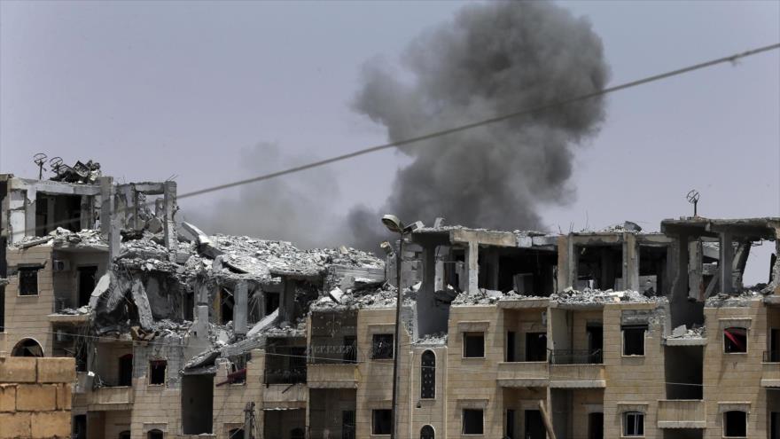 Una humareda se eleva tras un ataque aéreo de la llamada coalición anti-EIIL en la parte occidental de la ciudad siria de Al-Raqa, 17 de julio de 2017.