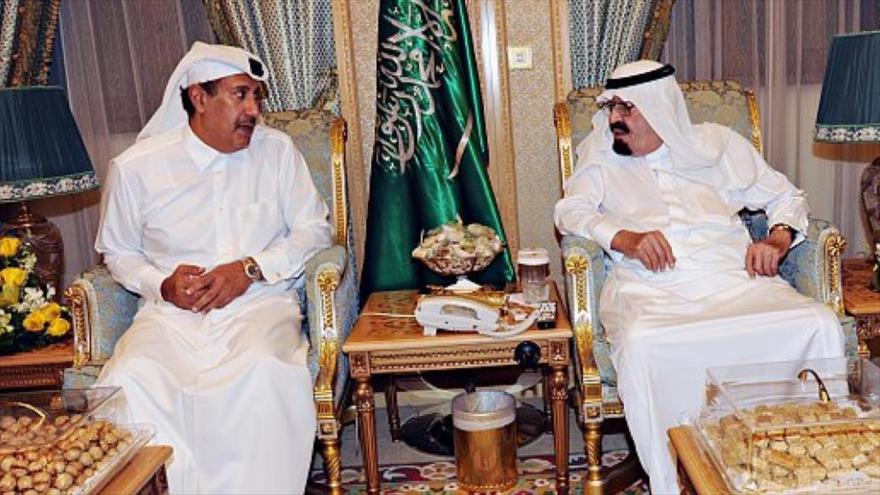 El fallecido rey saudí Abdolá bin Abdulaziz Al Saud (dcha.) en una reunión con el expremier catarí, Hamad bin Yasim Al Thani.