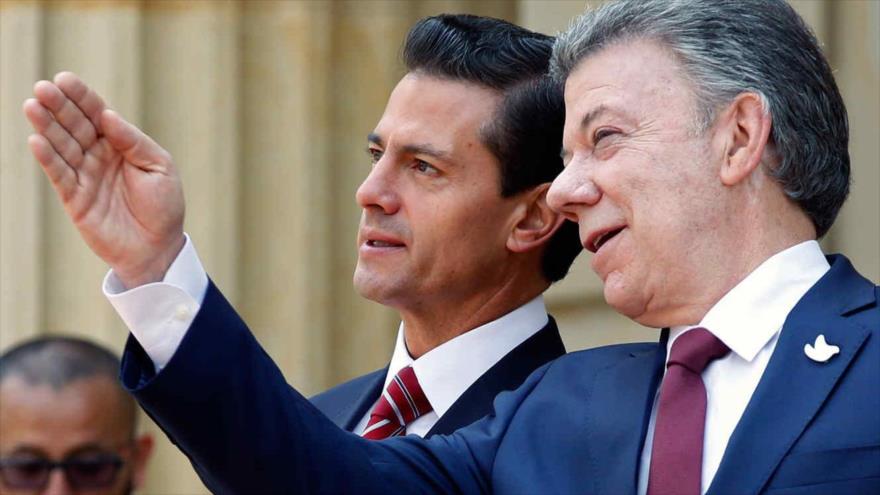 Los presidentes de México y Colombia, Enrique Peña Nieto (izda.) y Juan Manuel Santos.
