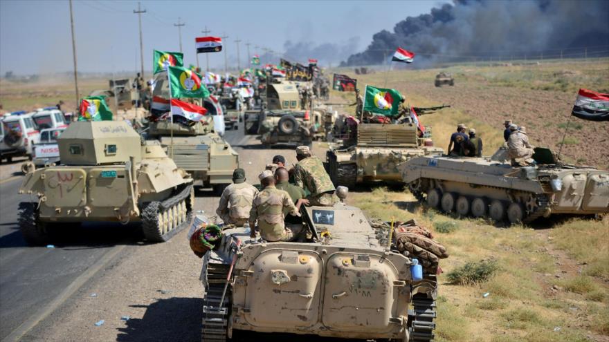 Miembros de las milicias progubernamentales y el Ejército iraquí a las afueras de la ciudad de Hawija.