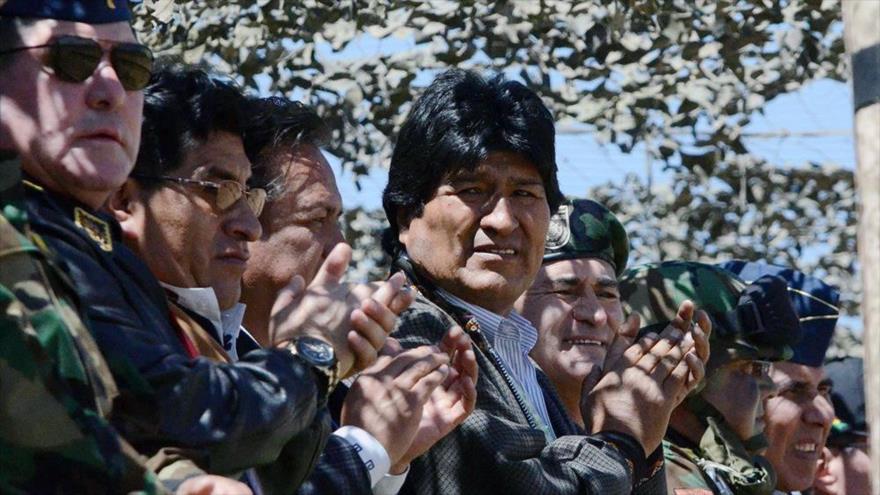 El presidente boliviano, Evo Morales, durante una maniobra militar en Patacamaya, 27 de octubre de 2017.