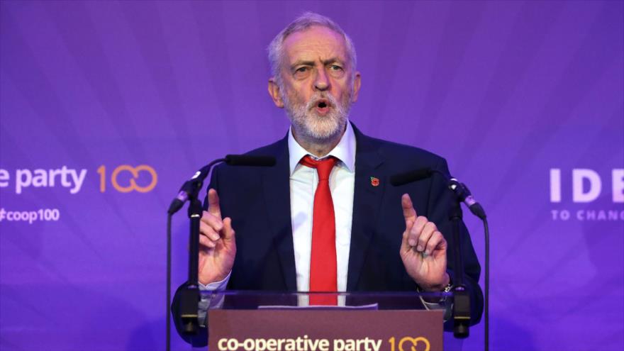 El líder opositor británico Jeremy Corbyn habla en un evento público en Londres, capital del Reino Unido, 14 de octubre de 2017.