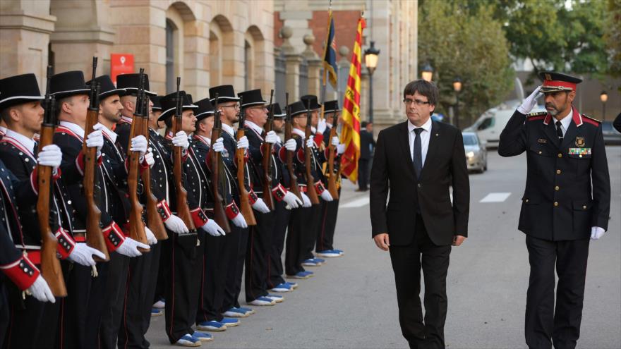 El cesado presidente de Cataluña, Carles Puigdemont, junto al también cesado major de los Mossos d’Esquadra, Josep Lluís Trapero, 10 de septiembre de 2017.