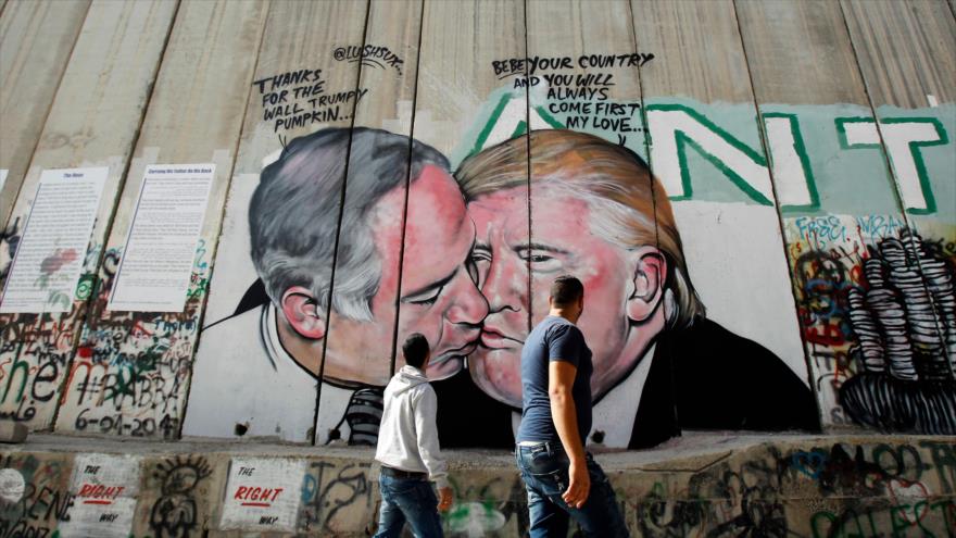 Trump y Netanyahu se besan en ‘Muro de Apartheid’ en Cisjordania