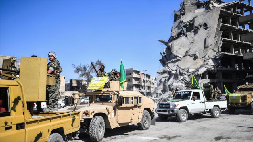 Combatientes de las Fuerzas Democráticas Sirias (FDS) desplegadas en la ciudad norteña de al-Raqa, Siria, 19 de octubre de 2017.