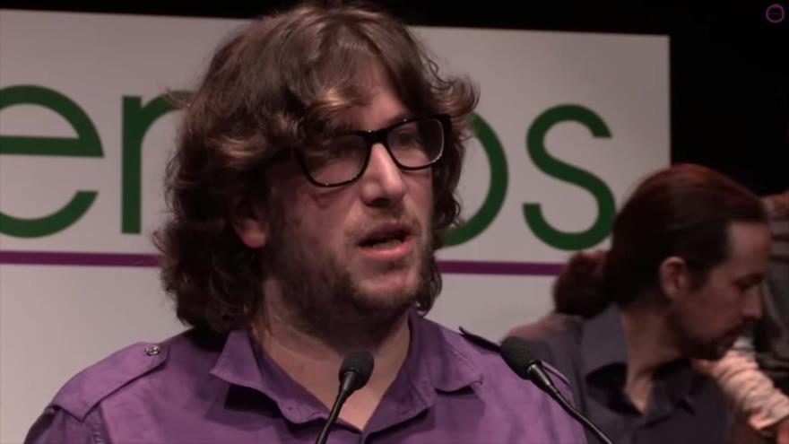 El eurodiputado del partido Podemos, el anticapitalista Miguel Urbán, y al fondo el secretario general de la formación política, Pablo Iglesias.