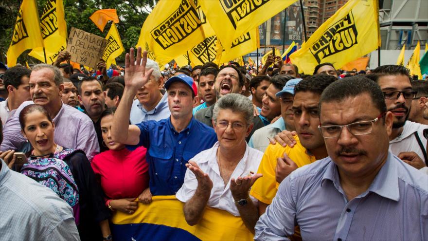 Los líderes de derecha Henrique Capirles y Henry Allup, en una marcha de la oposición en Venezuela.