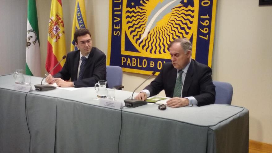 El embajador español en Atenas (Grecia), Enrique Viguera Rubio (dcha.), interviene en una conferencia.
