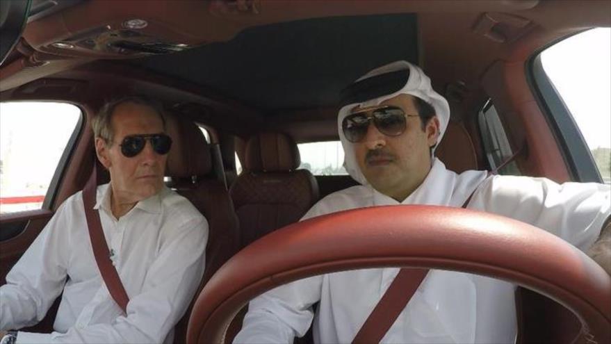 El emir de Catar, Tamim bin Hamad Al Thani (dcha.), y Charlie Rose, el corresponsal de la cadena de televisión CBS, 29 de octubre de 2017.