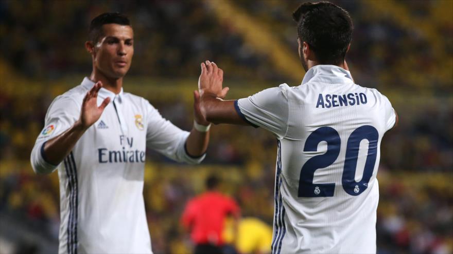 Los jugadores del Real Madrid Cristiano Ronaldo y Marco Asensio celebran un gol en la Liga de Champions.