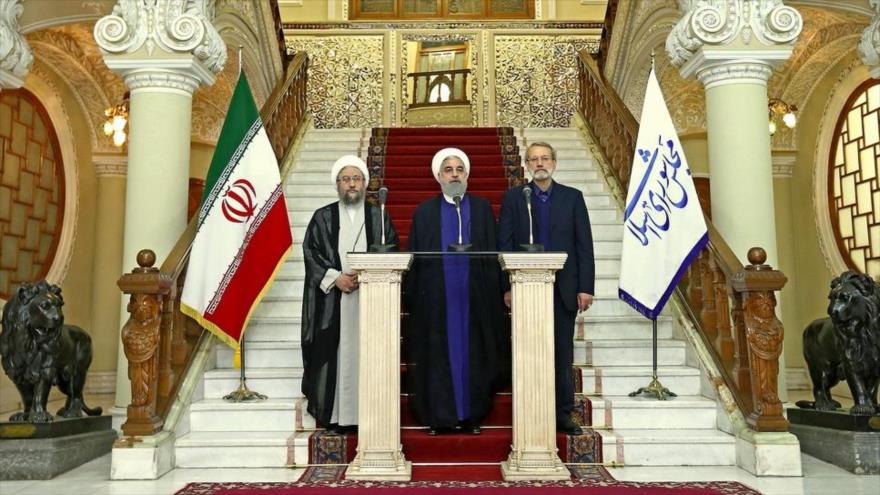 El presidente iraní, Hasan Rohani (centro), habla con la prensa junto con los jefes del Poder Legislativo (dcha.) y Judicial, 30 de octubre de 2017.