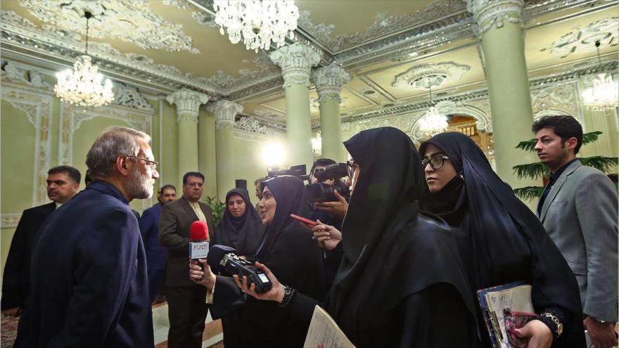 El presidente del Parlamento iraní, Ali Lariyani, se dirige a los periodistas, 30 de octubre de 2017.