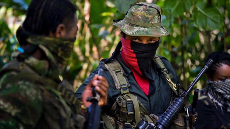 Danilo Hernández (centro), comandante del Frente Resistencia Cimarrón del ELN, en el departamento de Chocó (noroeste), 26 de enero de 2017.