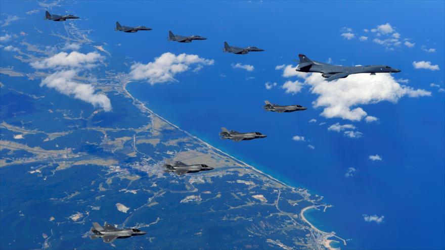 Aviones de guerra F-35 y bombarderos B1-B de EE.UU. (abajo) en una maniobra conjunta con cazas F-15k de Corea del Sur (arriba), 18 de septiembre de 2017.