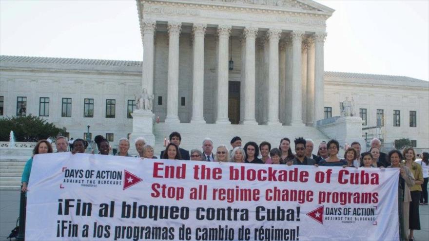Un grupo de personas solidarias con Cuba y piden el fin del bloqueo estadounidense contra la isla caribeña.