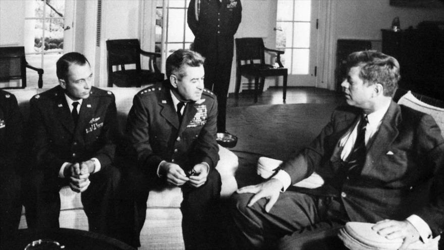 El entonces presidente John F. Kennedy (dcha.) analiza los vuelos de aviones espías U-2 sobre Cuba en la Casa Blanca en Washington, en 1962.