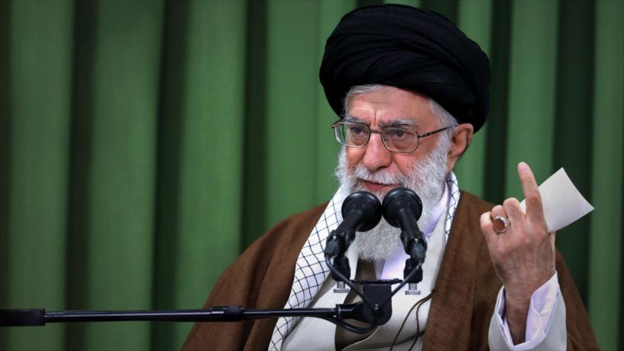 El Líder de la Revolución Islámica de Irán, el ayatolá Seyed Ali Jamenei, ofrece un discurso en Teherán, capital persa, 8 de octubre de 2017.