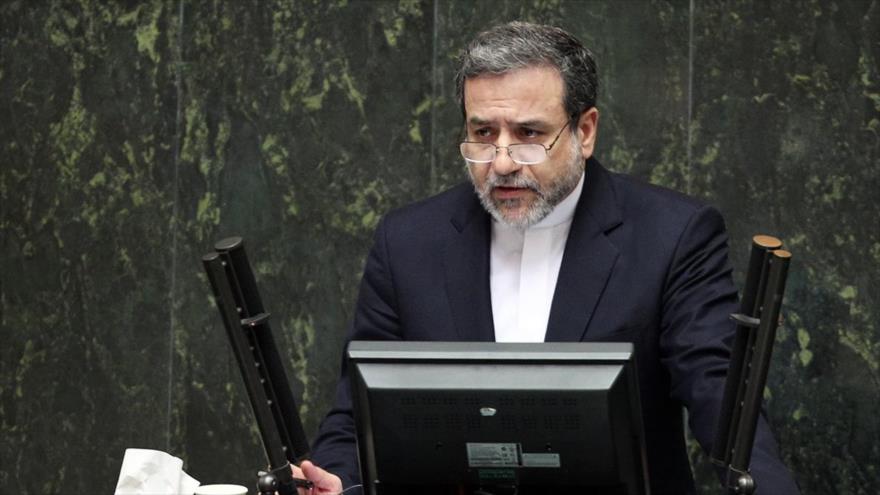 El vicecanciller iraní para Asuntos Jurídicos e Internacionales, Seyed Abás Araqchi, habla en el Parlamento iraní, Teherán, 1 de noviembre de 2017.