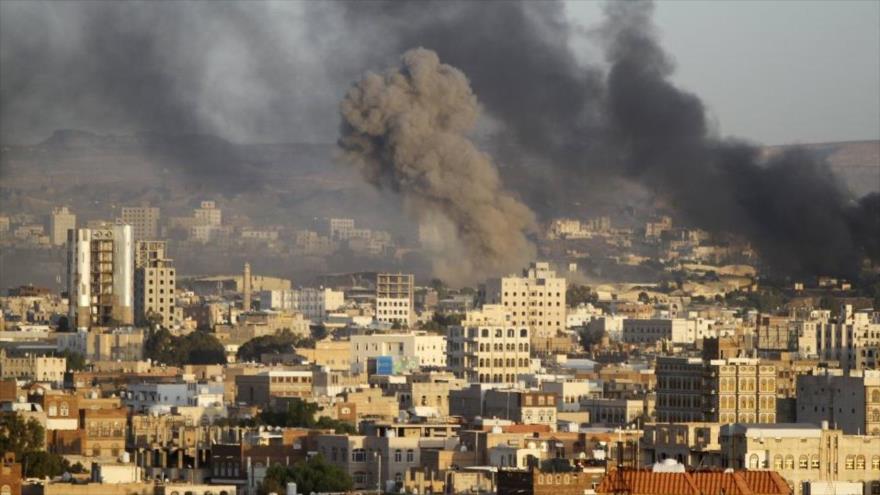 Columnas de humo producidas tras ataques aéreos de cazas saudíes contra la capital yemení de Saná.