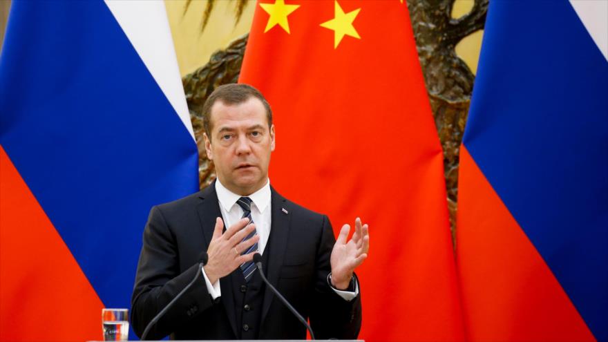El primer ministro ruso, Dmitry Medvedev, en una rueda de prensa posterior a la reunión con su par chino, Li Keqiang, en Pekín, 1 de noviembre de 2017.