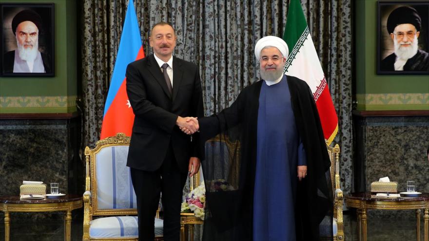 Los presidentes de Azerbaiyán, Ilham Aliev (izda.), y de Irán, Hasan Rohani, se estrechan la mano antes de reunirse en Teherán, 1 de noviembre de 2017.