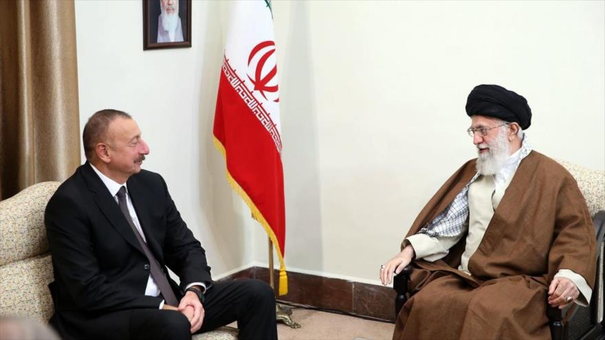 El presidente azerbaiyani, Ilham Aliev (izda.), se reúne con el Líder iraní, el ayatolá Seyed Ali Jamenei, en Teherán, 1 de noviembre de 2017.