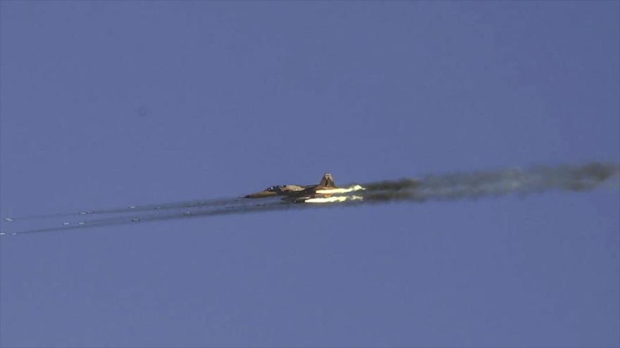 Un caza de la Fuerza Aérea de Irán dispara misiles durante los ejercicios militares en Isfahán, centro de Irán, 1 de noviembre de 2017.