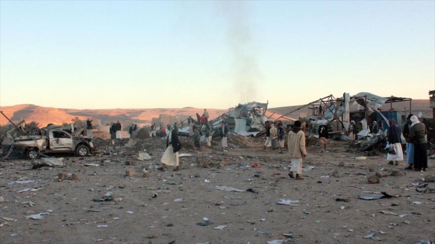 Los civiles yemeníes congregados en el sitio atacado por Arabia Saudí en la provincia de Saada, 1 de noviembre de 2017.