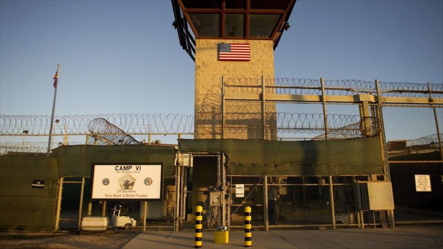 Torre de vigilancia de la cárcel militar estadounidense en la bahía cubana de Guantánamo.