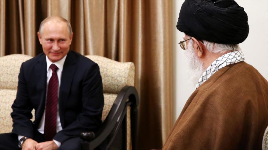 El presidente de Rusia, Vladimir Putin (izda.), se reúne con el Líder iraní, el ayatolá Seyed Ali Jamenei, en Teherán, 1 de noviembre de 2017.