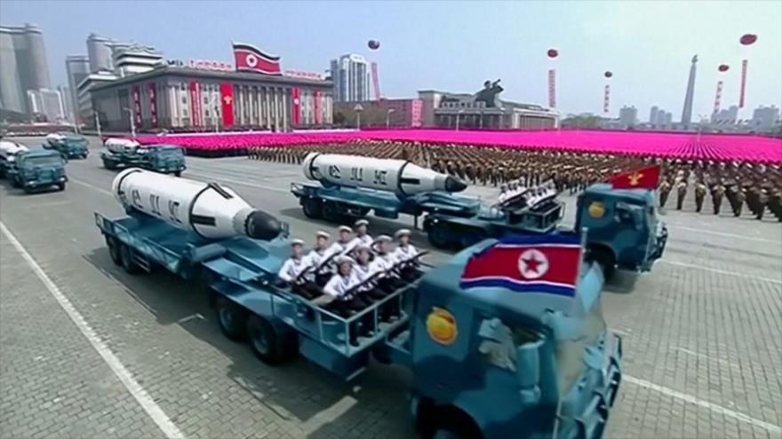 Vehículos del Ejército norcoreano portan misiles balísticos durante un desfile militar en Pyongyang.