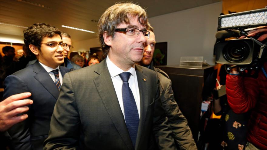 El expresidente autonómico de Cataluña Carles Puigdemont llega a una rueda de prensa en el Club de la Prensa de Bruselas, 31 de octubre de 2017.