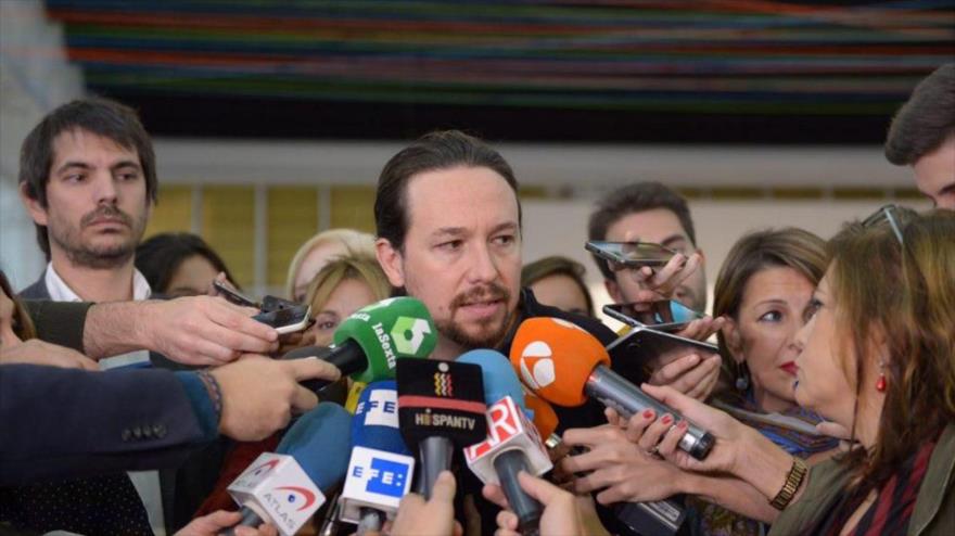 El líder de Podemos, Pablo Iglesias, ofrece declaraciones a los periodistas, 30 de octubre de 2017.