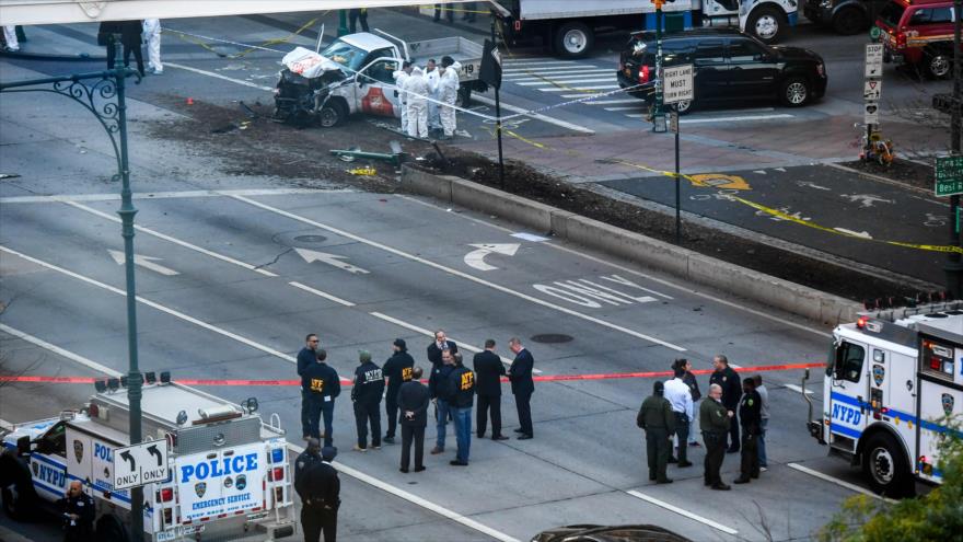 Agentes estadounidenses desplegados en la escena del atentado terrorista en bajo Manhattan, Nueva York, 31 de octubre de 2017.