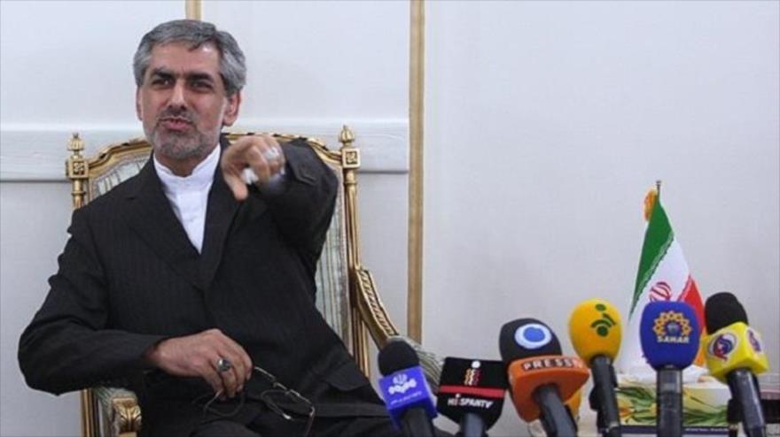 El embajador iraní en Cuba, Kambiz Sheij Hasani, habla con la prensa.