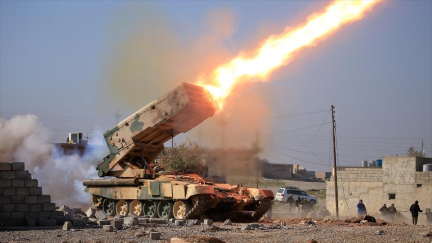 Un lanzacohetes múltiples del Ejército iraquí ataca las posiciones de Daesh en el norte del país.
