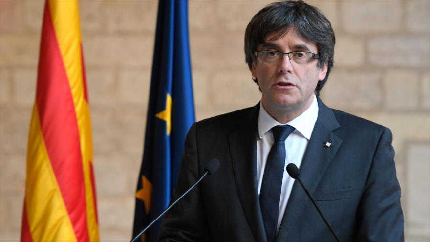El cesado presidente de Cataluña, Carles Puigdemont, habla en una rueda de prensa en Barcelona, 26 de octubre de 2017.