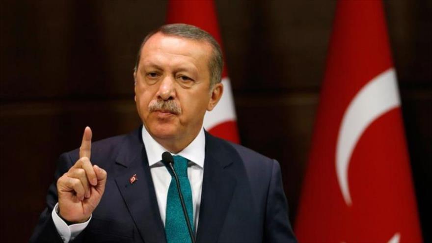 El presidente de Turquía, Recep Tayyip Erdogan, pronuncia un discurso ante funcionarios gubernamentales.
